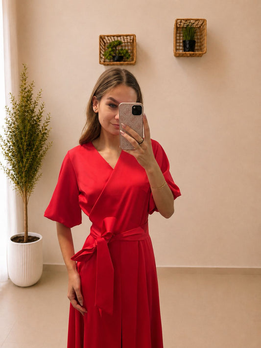 Elegantné zavinovacie midi šaty s opaskom