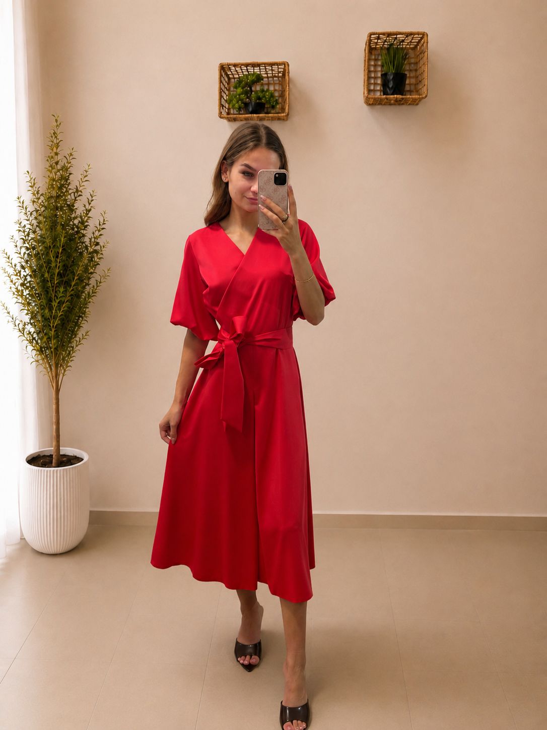 Elegantné zavinovacie midi šaty s opaskom