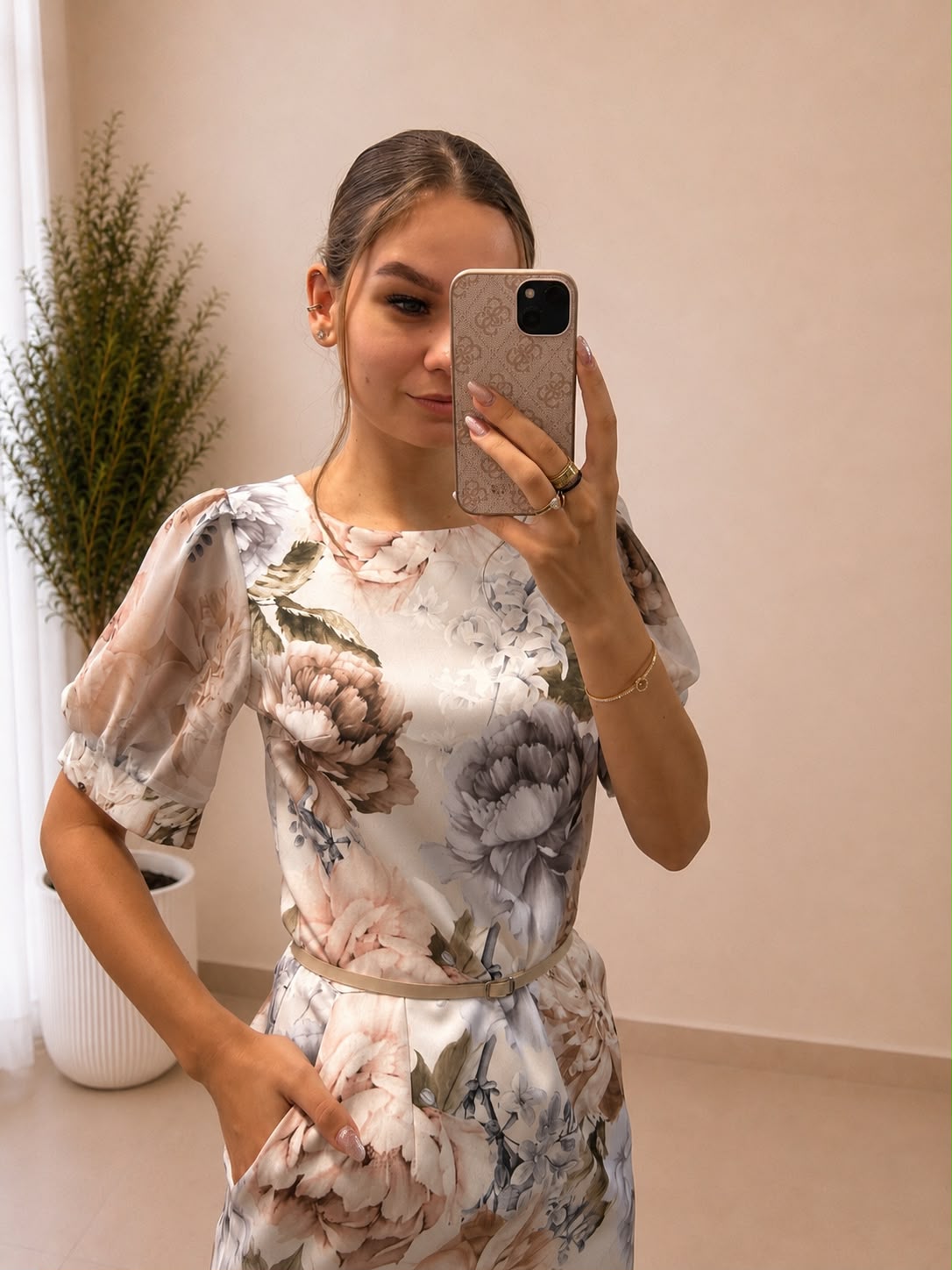 Elegantné kvetinové šaty s rovným strihom a opaskom