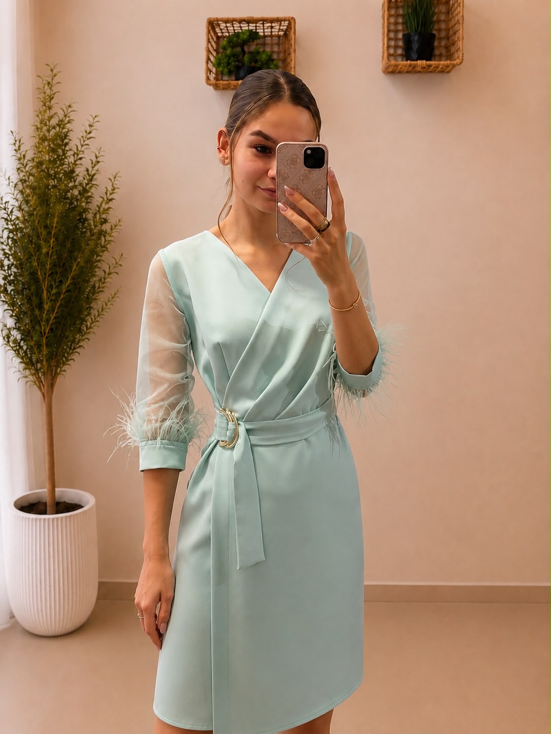 Elegantné zavinovacie šaty s tylovými rukávmi a perím