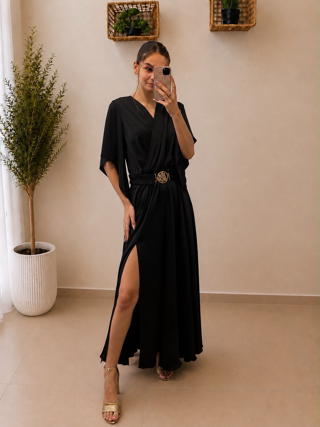 Elegantné zavinovacie maxi šaty s motýlími rukávmi a opaskom