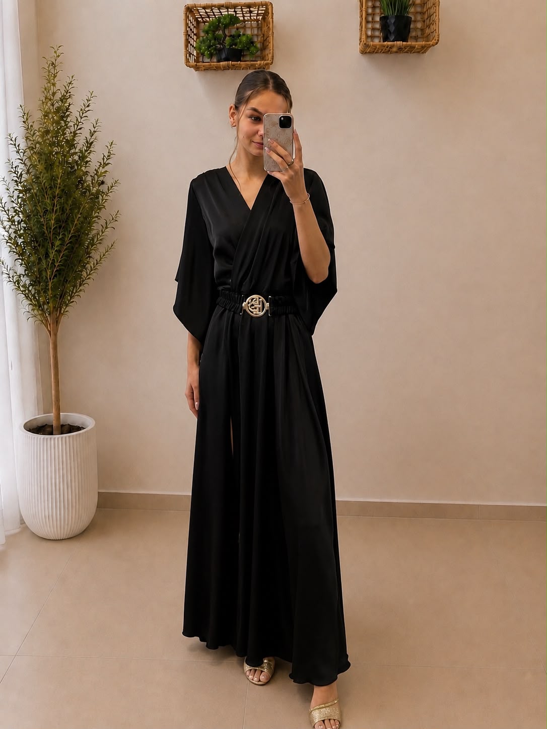 Elegantné zavinovacie maxi šaty s motýlími rukávmi a opaskom