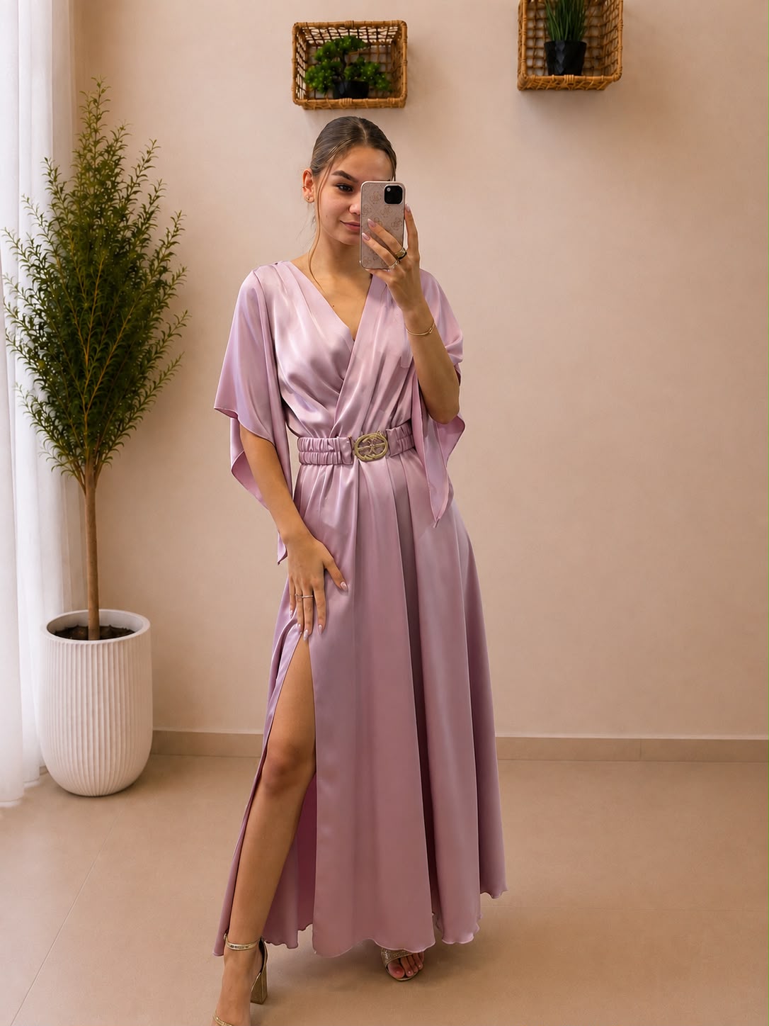 Elegantné zavinovacie maxi šaty s motýlími rukávmi a opaskom