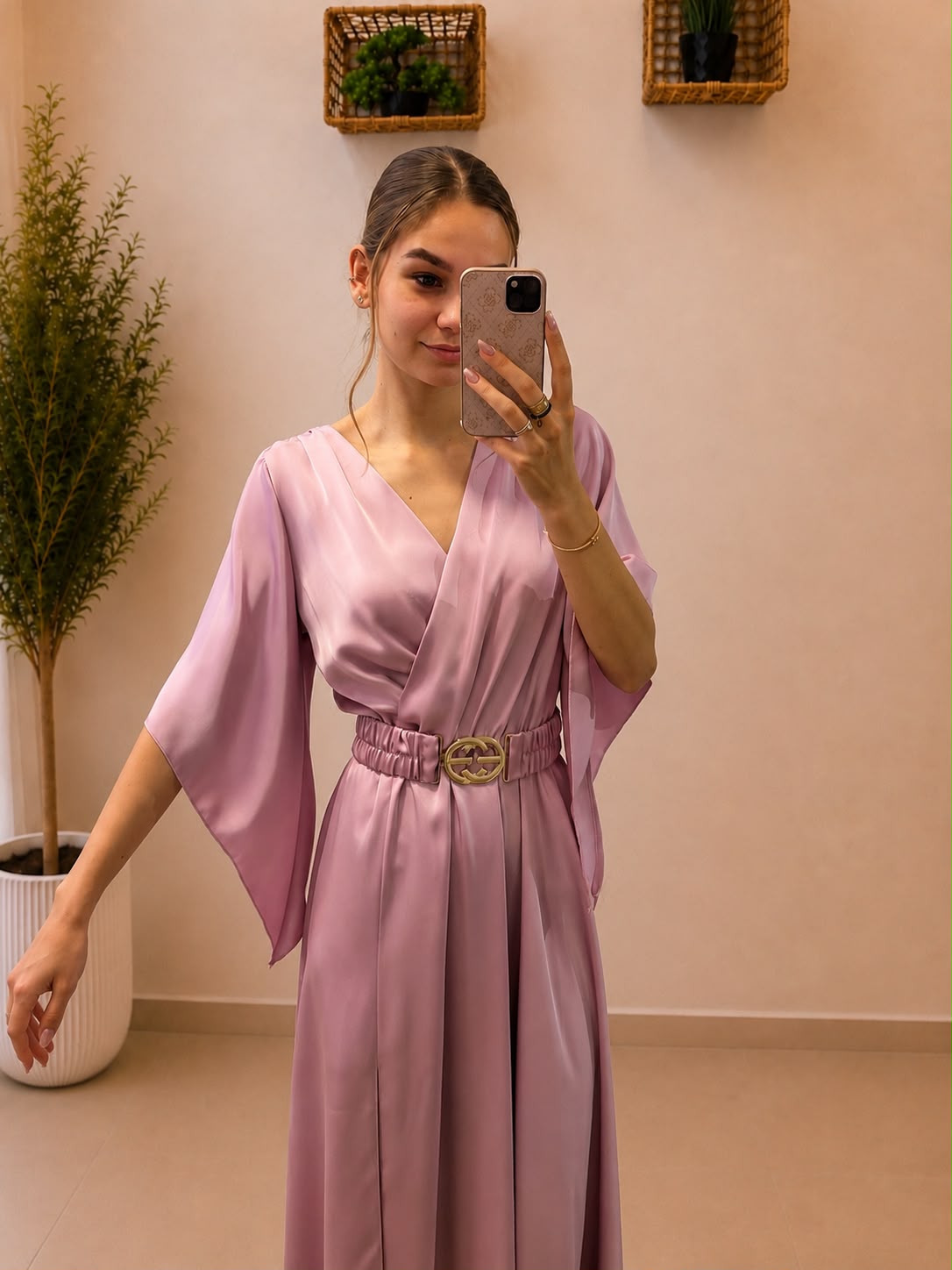 Elegantné zavinovacie maxi šaty s motýlími rukávmi a opaskom