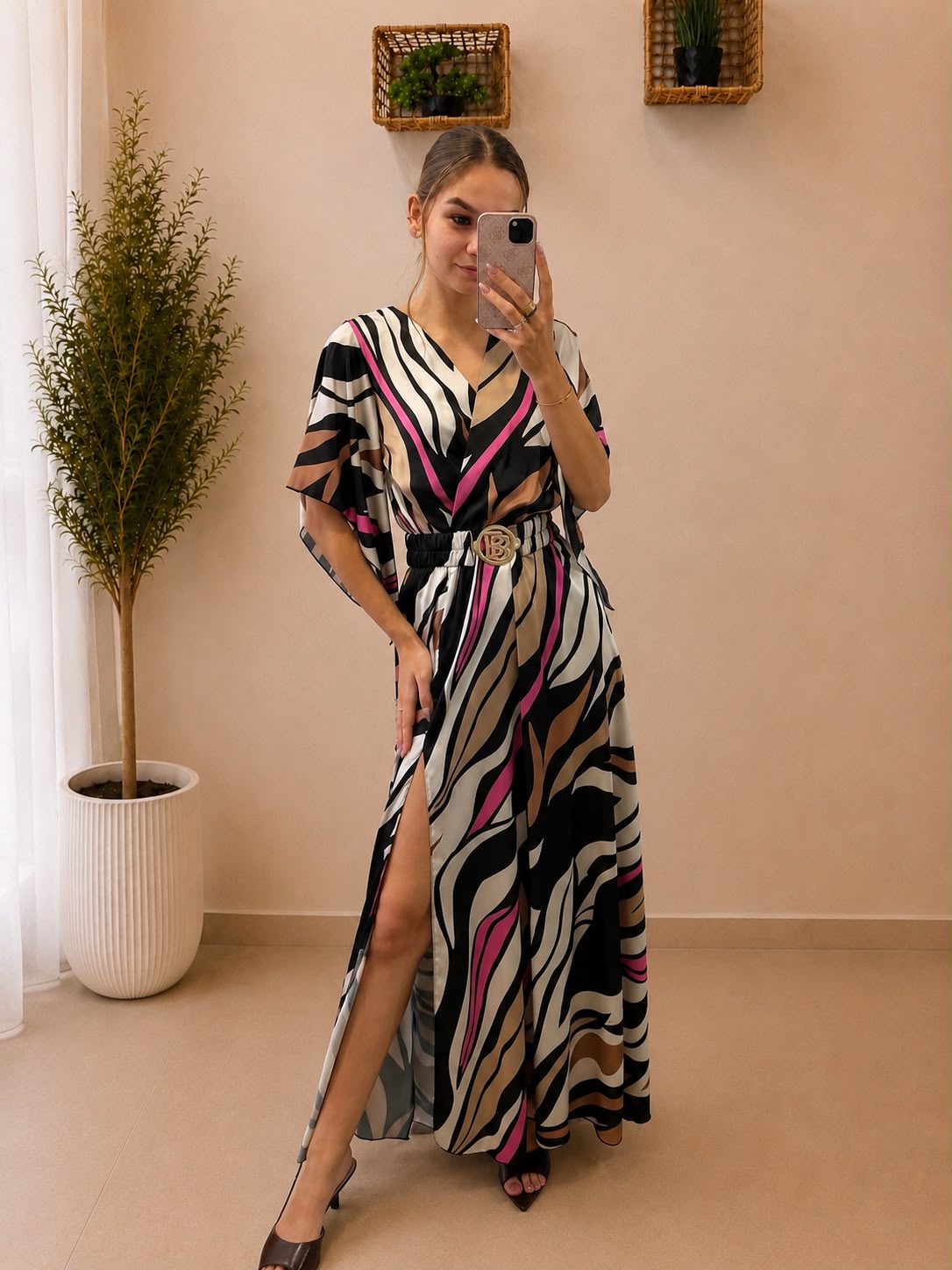 Elegantné zavinovacie maxi šaty s motýlími rukávmi a opaskom