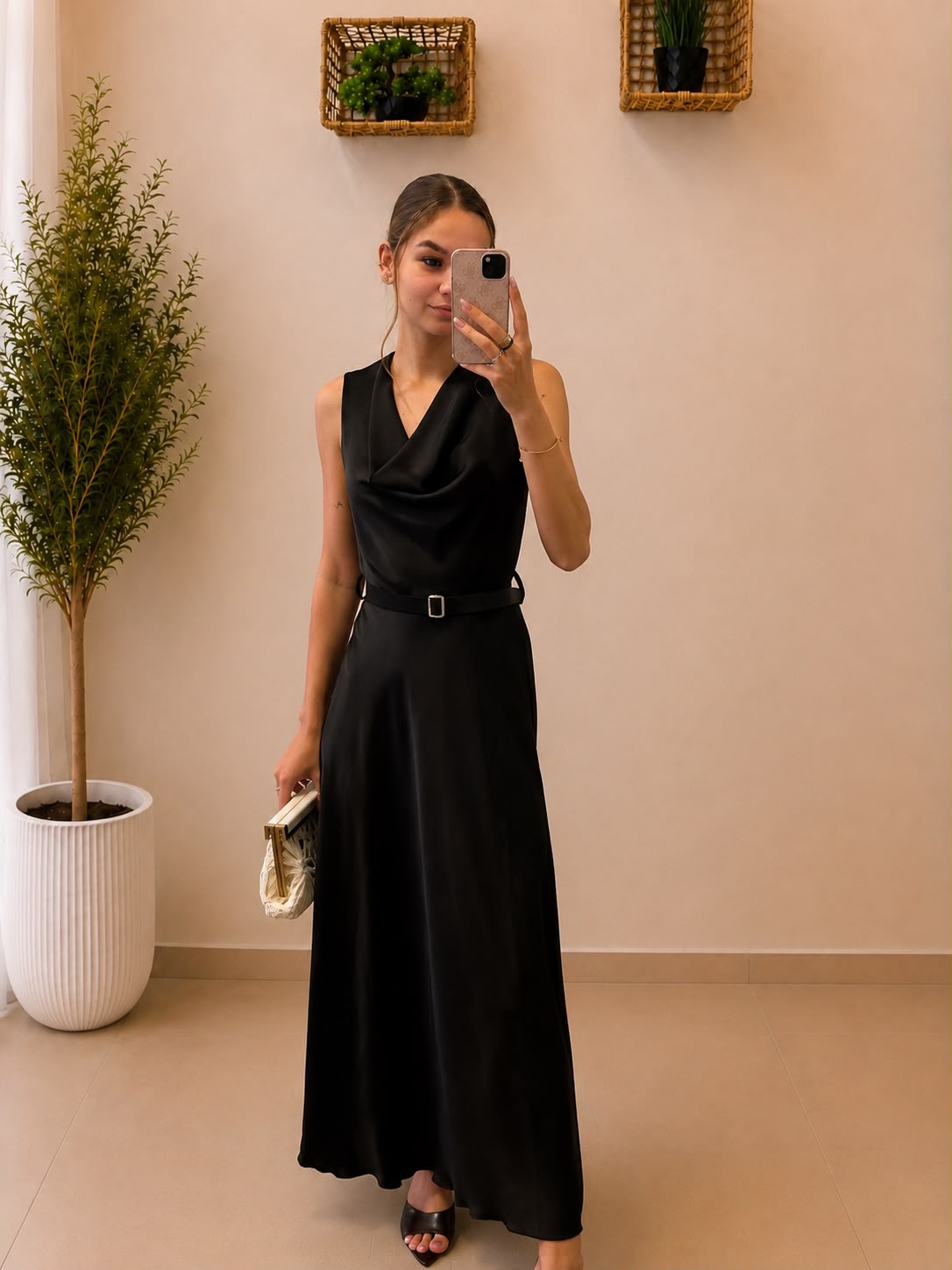 Elegantné maxi šaty s padavým výstrihom a opaskom