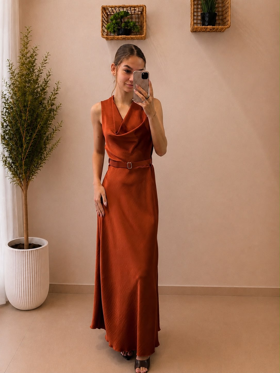 Elegantné maxi šaty s padavým výstrihom a opaskom