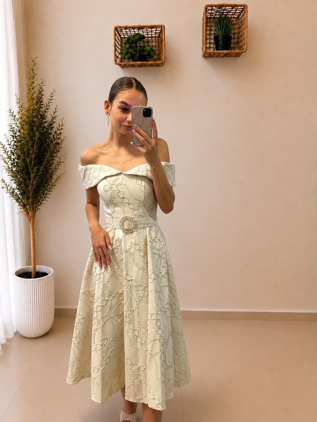 Luxusné midi šaty s odhalenými ramenami