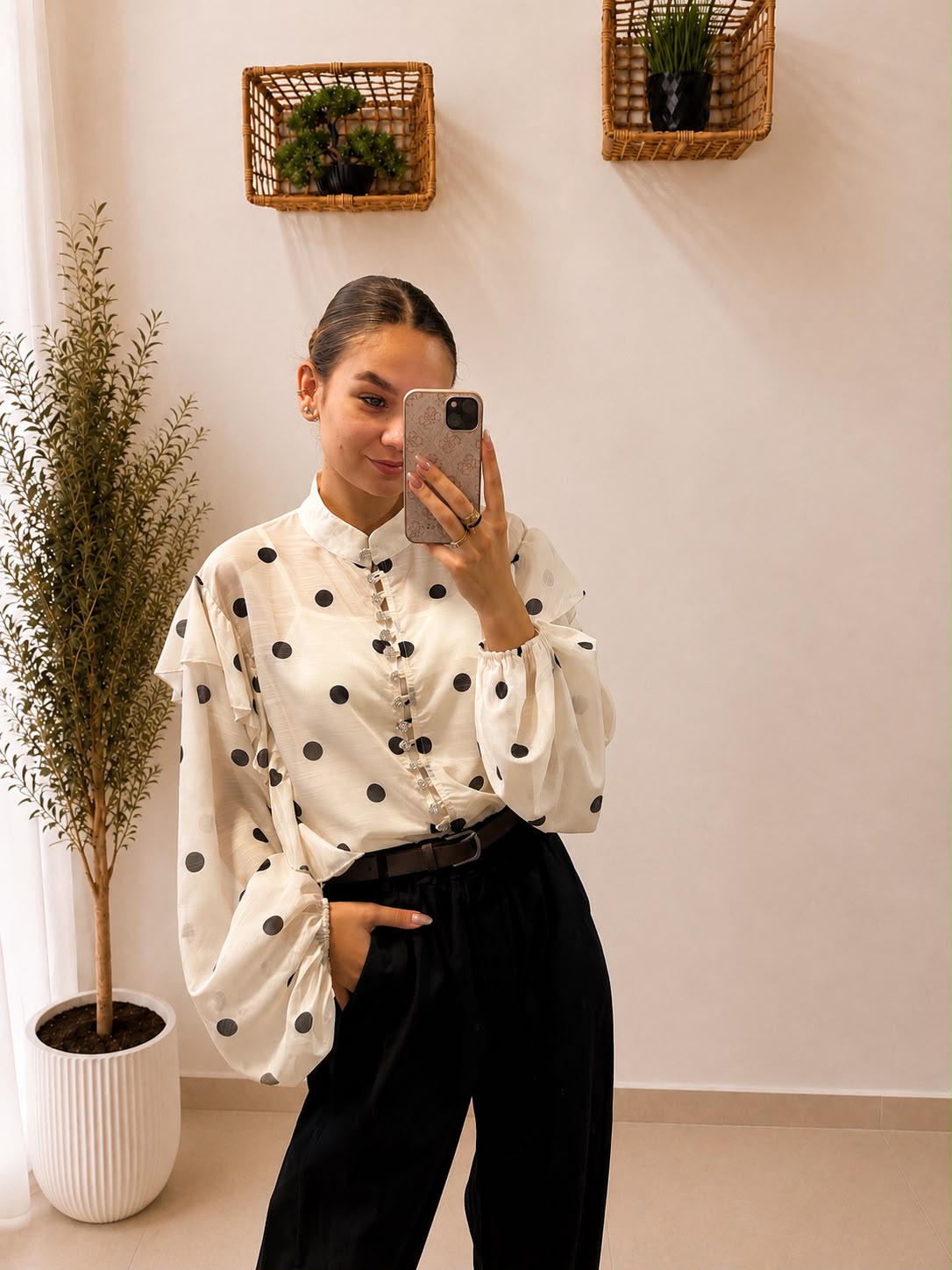 Elegantná blúzka s ozdobným viazaním a tielkom