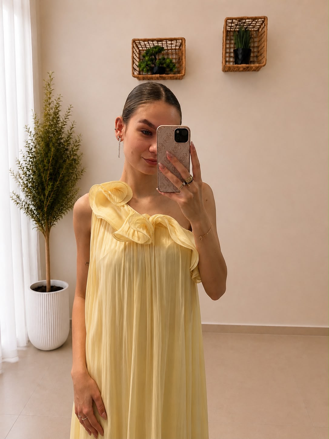 Dlhé plisované šaty na jedno rameno s kvetinovým detailom