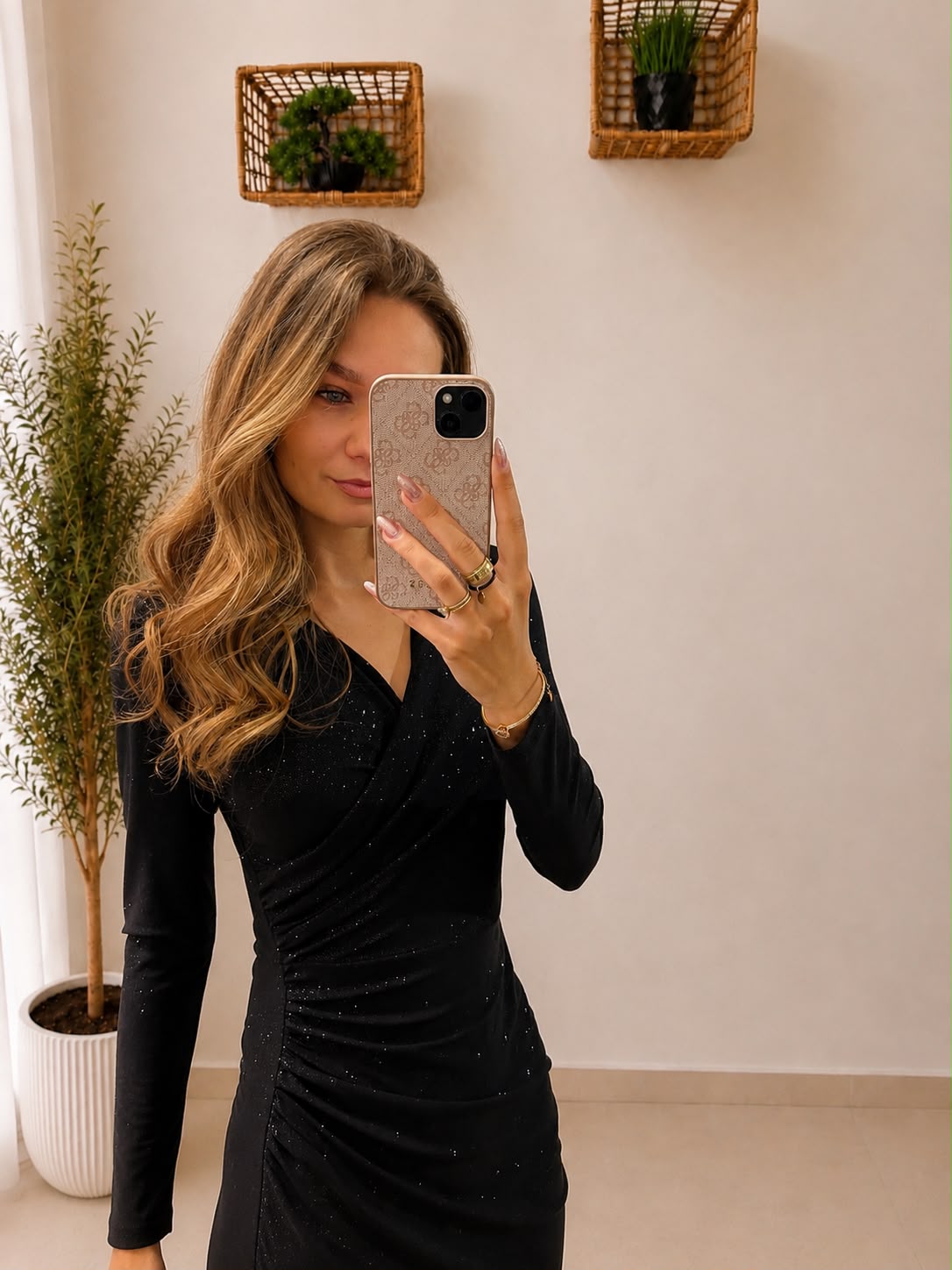 Elegantné trblietavé šaty s rozparkom a riasením