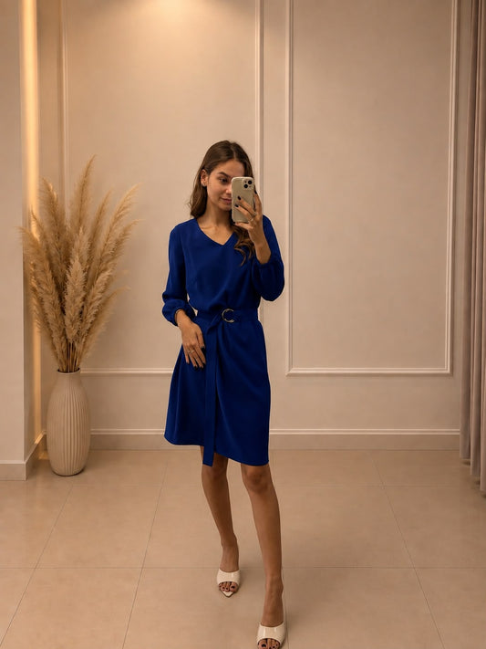 Elegantné šaty s V-výstrihom a opaskom